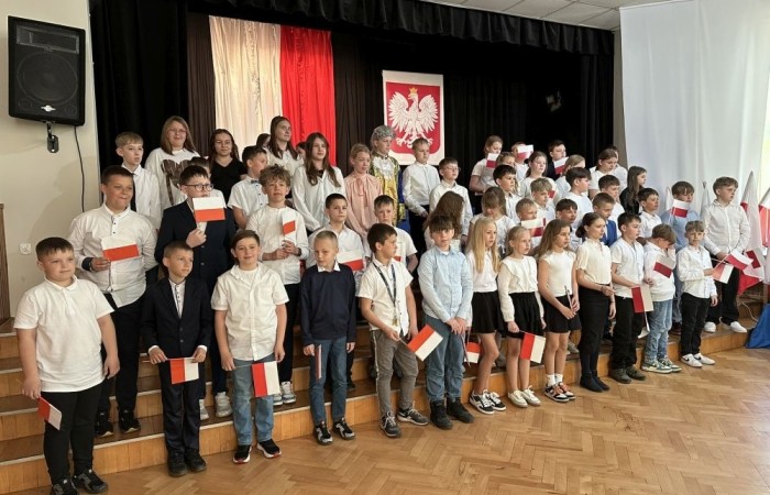 W przeddzień rocznicy uchwalenia Konstytucji 3 Maja w naszej szkole z tej okazji odbył się akademia przygotowana przez uczniów kl. IV a i IV b przy współudziale zespołu wokalnego.
Jego celem było budzenie wrażliwości uczniów na święta narodowe oraz kształtowanie postaw patriotycznych.
Akademia rozpoczęła się uroczystym odśpiewaniem hymnu państwowego. Następnie uczniowie klas czwartych przybliżyli wydarzenia tamtych dni. Zwrócono uwagę na poszanowanie barw narodowych przypominając, iż 2 maja obchodzimy Święto Flagi.
Korzystając z okazji,  pani dyrektor Agnieszka Cieklińska pogratulowała  Marcelowi Chełstowskiemu – Lanzer, uczniowi kl. VII b,  uzyskania  tytułu laureata w Konkursie z  Języka Niemieckiego organizowanego  przez Warmińsko – Mazurskiego Kuratora Oświaty w Olsztynie i wręczyła pamiątkowy dyplom.
Pani dyrektor wręczyła również dyplom pani Annie Cieśli, nauczycielce języka niemieckiego, dziękując za przygotowanie ucznia do konkursu.
Na zakończenie akademii pani Agnieszka Cieklińska życzyła całej społeczności szkolnej radosnego świętowana majowych dni.
