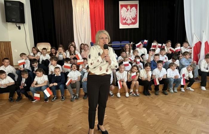W przeddzień rocznicy uchwalenia Konstytucji 3 Maja w naszej szkole z tej okazji odbył się akademia przygotowana przez uczniów kl. IV a i IV b przy współudziale zespołu wokalnego.
Jego celem było budzenie wrażliwości uczniów na święta narodowe oraz kształtowanie postaw patriotycznych.
Akademia rozpoczęła się uroczystym odśpiewaniem hymnu państwowego. Następnie uczniowie klas czwartych przybliżyli wydarzenia tamtych dni. Zwrócono uwagę na poszanowanie barw narodowych przypominając, iż 2 maja obchodzimy Święto Flagi.
Korzystając z okazji,  pani dyrektor Agnieszka Cieklińska pogratulowała  Marcelowi Chełstowskiemu – Lanzer, uczniowi kl. VII b,  uzyskania  tytułu laureata w Konkursie z  Języka Niemieckiego organizowanego  przez Warmińsko – Mazurskiego Kuratora Oświaty w Olsztynie i wręczyła pamiątkowy dyplom.
Pani dyrektor wręczyła również dyplom pani Annie Cieśli, nauczycielce języka niemieckiego, dziękując za przygotowanie ucznia do konkursu.
Na zakończenie akademii pani Agnieszka Cieklińska życzyła całej społeczności szkolnej radosnego świętowana majowych dni.
