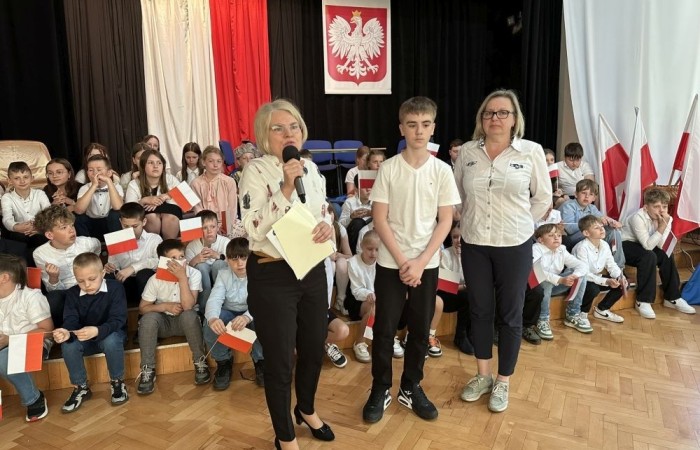 W przeddzień rocznicy uchwalenia Konstytucji 3 Maja w naszej szkole z tej okazji odbył się akademia przygotowana przez uczniów kl. IV a i IV b przy współudziale zespołu wokalnego.
Jego celem było budzenie wrażliwości uczniów na święta narodowe oraz kształtowanie postaw patriotycznych.
Akademia rozpoczęła się uroczystym odśpiewaniem hymnu państwowego. Następnie uczniowie klas czwartych przybliżyli wydarzenia tamtych dni. Zwrócono uwagę na poszanowanie barw narodowych przypominając, iż 2 maja obchodzimy Święto Flagi.
Korzystając z okazji,  pani dyrektor Agnieszka Cieklińska pogratulowała  Marcelowi Chełstowskiemu – Lanzer, uczniowi kl. VII b,  uzyskania  tytułu laureata w Konkursie z  Języka Niemieckiego organizowanego  przez Warmińsko – Mazurskiego Kuratora Oświaty w Olsztynie i wręczyła pamiątkowy dyplom.
Pani dyrektor wręczyła również dyplom pani Annie Cieśli, nauczycielce języka niemieckiego, dziękując za przygotowanie ucznia do konkursu.
Na zakończenie akademii pani Agnieszka Cieklińska życzyła całej społeczności szkolnej radosnego świętowana majowych dni.
