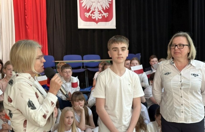 W przeddzień rocznicy uchwalenia Konstytucji 3 Maja w naszej szkole z tej okazji odbył się akademia przygotowana przez uczniów kl. IV a i IV b przy współudziale zespołu wokalnego.
Jego celem było budzenie wrażliwości uczniów na święta narodowe oraz kształtowanie postaw patriotycznych.
Akademia rozpoczęła się uroczystym odśpiewaniem hymnu państwowego. Następnie uczniowie klas czwartych przybliżyli wydarzenia tamtych dni. Zwrócono uwagę na poszanowanie barw narodowych przypominając, iż 2 maja obchodzimy Święto Flagi.
Korzystając z okazji,  pani dyrektor Agnieszka Cieklińska pogratulowała  Marcelowi Chełstowskiemu – Lanzer, uczniowi kl. VII b,  uzyskania  tytułu laureata w Konkursie z  Języka Niemieckiego organizowanego  przez Warmińsko – Mazurskiego Kuratora Oświaty w Olsztynie i wręczyła pamiątkowy dyplom.
Pani dyrektor wręczyła również dyplom pani Annie Cieśli, nauczycielce języka niemieckiego, dziękując za przygotowanie ucznia do konkursu.
Na zakończenie akademii pani Agnieszka Cieklińska życzyła całej społeczności szkolnej radosnego świętowana majowych dni.
