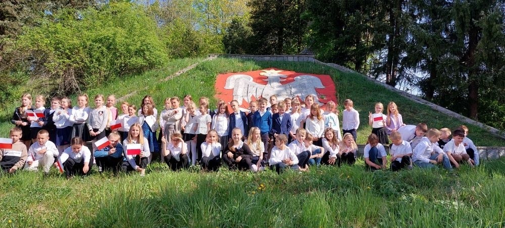 Dziś na szkolnym dziedzińcu zapanowała wyjątkowa, podniosła atmosfera. Uczniowie klas młodszych, ubrani w galowe stroje, z dumą stanęli do wspólnego odśpiewania hymnu Polski. W ich dłoniach powiewały biało-czerwone flagi, a serca wypełniała duma i szacunek dla Ojczyzny.
W ten sposób rozpoczęliśmy szkolne obchody zbliżających się świąt majowych – Święta Pracy (1 maja), Dnia Flagi Rzeczypospolitej Polskiej (2 maja) oraz Święta Konstytucji 3 Maja. To dla nas ważna lekcja historii, patriotyzmu i wspólnoty.

