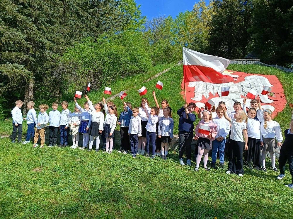 Dziś na szkolnym dziedzińcu zapanowała wyjątkowa, podniosła atmosfera. Uczniowie klas młodszych, ubrani w galowe stroje, z dumą stanęli do wspólnego odśpiewania hymnu Polski. W ich dłoniach powiewały biało-czerwone flagi, a serca wypełniała duma i szacunek dla Ojczyzny.
W ten sposób rozpoczęliśmy szkolne obchody zbliżających się świąt majowych – Święta Pracy (1 maja), Dnia Flagi Rzeczypospolitej Polskiej (2 maja) oraz Święta Konstytucji 3 Maja. To dla nas ważna lekcja historii, patriotyzmu i wspólnoty.

