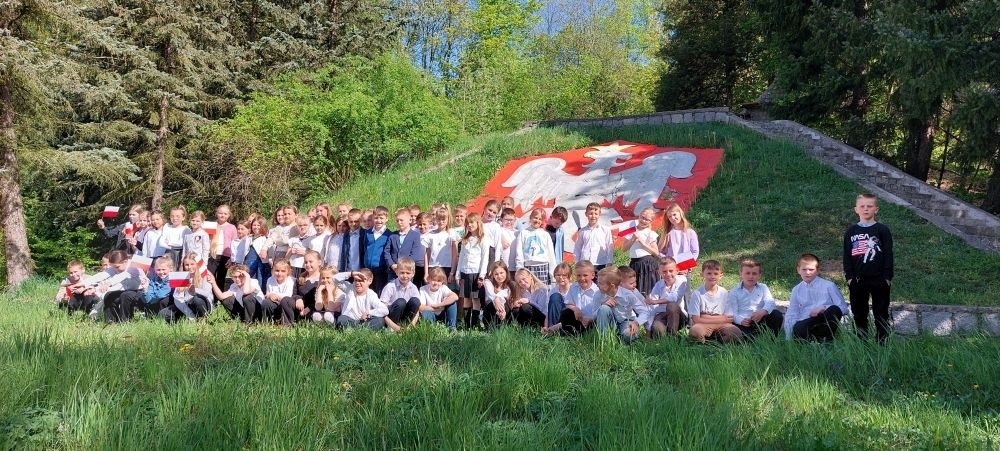 Dziś na szkolnym dziedzińcu zapanowała wyjątkowa, podniosła atmosfera. Uczniowie klas młodszych, ubrani w galowe stroje, z dumą stanęli do wspólnego odśpiewania hymnu Polski. W ich dłoniach powiewały biało-czerwone flagi, a serca wypełniała duma i szacunek dla Ojczyzny.
W ten sposób rozpoczęliśmy szkolne obchody zbliżających się świąt majowych – Święta Pracy (1 maja), Dnia Flagi Rzeczypospolitej Polskiej (2 maja) oraz Święta Konstytucji 3 Maja. To dla nas ważna lekcja historii, patriotyzmu i wspólnoty.

