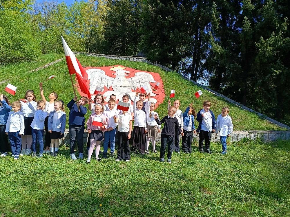Dziś na szkolnym dziedzińcu zapanowała wyjątkowa, podniosła atmosfera. Uczniowie klas młodszych, ubrani w galowe stroje, z dumą stanęli do wspólnego odśpiewania hymnu Polski. W ich dłoniach powiewały biało-czerwone flagi, a serca wypełniała duma i szacunek dla Ojczyzny.
W ten sposób rozpoczęliśmy szkolne obchody zbliżających się świąt majowych – Święta Pracy (1 maja), Dnia Flagi Rzeczypospolitej Polskiej (2 maja) oraz Święta Konstytucji 3 Maja. To dla nas ważna lekcja historii, patriotyzmu i wspólnoty.

