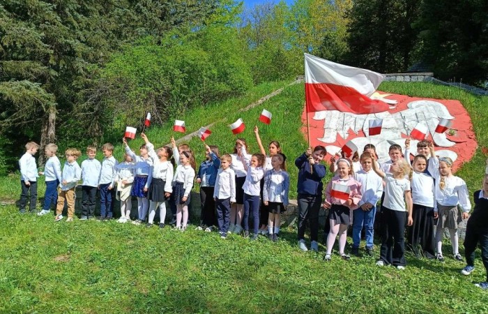 Dziś na szkolnym dziedzińcu zapanowała wyjątkowa, podniosła atmosfera. Uczniowie klas młodszych, ubrani w galowe stroje, z dumą stanęli do wspólnego odśpiewania hymnu Polski. W ich dłoniach powiewały biało-czerwone flagi, a serca wypełniała duma i szacunek dla Ojczyzny.
W ten sposób rozpoczęliśmy szkolne obchody zbliżających się świąt majowych – Święta Pracy (1 maja), Dnia Flagi Rzeczypospolitej Polskiej (2 maja) oraz Święta Konstytucji 3 Maja. To dla nas ważna lekcja historii, patriotyzmu i wspólnoty.

