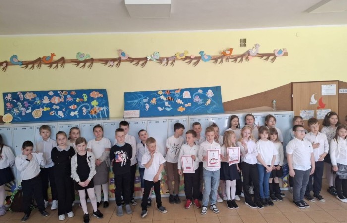 Dziś na szkolnym dziedzińcu zapanowała wyjątkowa, podniosła atmosfera. Uczniowie klas młodszych, ubrani w galowe stroje, z dumą stanęli do wspólnego odśpiewania hymnu Polski. W ich dłoniach powiewały biało-czerwone flagi, a serca wypełniała duma i szacunek dla Ojczyzny.
W ten sposób rozpoczęliśmy szkolne obchody zbliżających się świąt majowych – Święta Pracy (1 maja), Dnia Flagi Rzeczypospolitej Polskiej (2 maja) oraz Święta Konstytucji 3 Maja. To dla nas ważna lekcja historii, patriotyzmu i wspólnoty.

