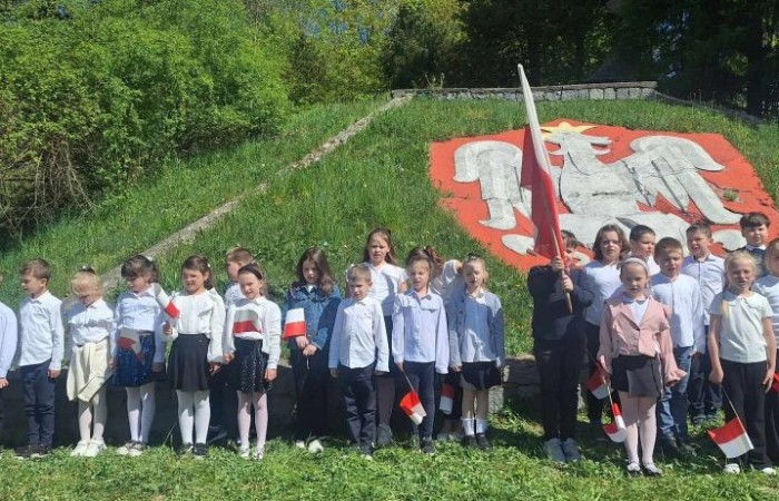 Dziś na szkolnym dziedzińcu zapanowała wyjątkowa, podniosła atmosfera. Uczniowie klas młodszych, ubrani w galowe stroje, z dumą stanęli do wspólnego odśpiewania hymnu Polski. W ich dłoniach powiewały biało-czerwone flagi, a serca wypełniała duma i szacunek dla Ojczyzny.
W ten sposób rozpoczęliśmy szkolne obchody zbliżających się świąt majowych – Święta Pracy (1 maja), Dnia Flagi Rzeczypospolitej Polskiej (2 maja) oraz Święta Konstytucji 3 Maja. To dla nas ważna lekcja historii, patriotyzmu i wspólnoty.

