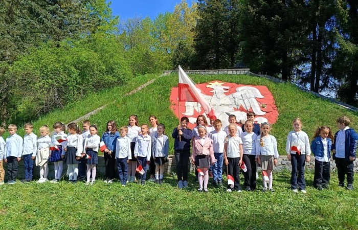 Dziś na szkolnym dziedzińcu zapanowała wyjątkowa, podniosła atmosfera. Uczniowie klas młodszych, ubrani w galowe stroje, z dumą stanęli do wspólnego odśpiewania hymnu Polski. W ich dłoniach powiewały biało-czerwone flagi, a serca wypełniała duma i szacunek dla Ojczyzny.
W ten sposób rozpoczęliśmy szkolne obchody zbliżających się świąt majowych – Święta Pracy (1 maja), Dnia Flagi Rzeczypospolitej Polskiej (2 maja) oraz Święta Konstytucji 3 Maja. To dla nas ważna lekcja historii, patriotyzmu i wspólnoty.


