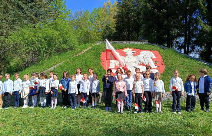 Dziś na szkolnym dziedzińcu zapanowała wyjątkowa, podniosła atmosfera. Uczniowie klas młodszych, ubrani w galowe stroje, z dumą stanęli do wspólnego odśpiewania hymnu Polski. W ich dłoniach powiewały biało-czerwone flagi, a serca wypełniała duma i szacunek dla Ojczyzny.
W ten sposób rozpoczęliśmy szkolne obchody zbliżających się świąt majowych – Święta Pracy (1 maja), Dnia Flagi Rzeczypospolitej Polskiej (2 maja) oraz Święta Konstytucji 3 Maja. To dla nas ważna lekcja historii, patriotyzmu i wspólnoty.

