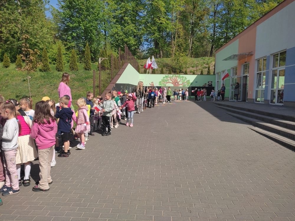 W środowe przedpołudnie, z okazji nadchodzącego Święta Flagi Rzeczypospolitej Polskiej oraz Święta Konstytucji 3 Maja, dzieci z oddziału przedszkolnego wzięły udział w wyjątkowym wydarzeniu – marszu majowym z biało-czerwonymi flagami. Dzieci przed przemarszem odśpiewały hymn narodowy „Mazurek Dąbrowskiego” i z uśmiechami na twarzach i z dumą dzierżąc flagi, przemaszerowały w najbliższej okolicy szkoły przypominając wszystkim o znaczeniu tych ważnych świąt. Na zakończenie zrobiliśmy sobie pamiątkowe zdjęcie na tle godła polskiego. 
Organizatorzy marszu – nauczyciele i dyrekcja szkoły – podkreślają, że takie działania są niezwykle ważne w procesie wychowania młodego pokolenia w duchu szacunku do ojczyzny i tradycji. Marsz majowy z flagami z pewnością na długo pozostanie w pamięci dzieci i stanie się coroczną tradycją. 
