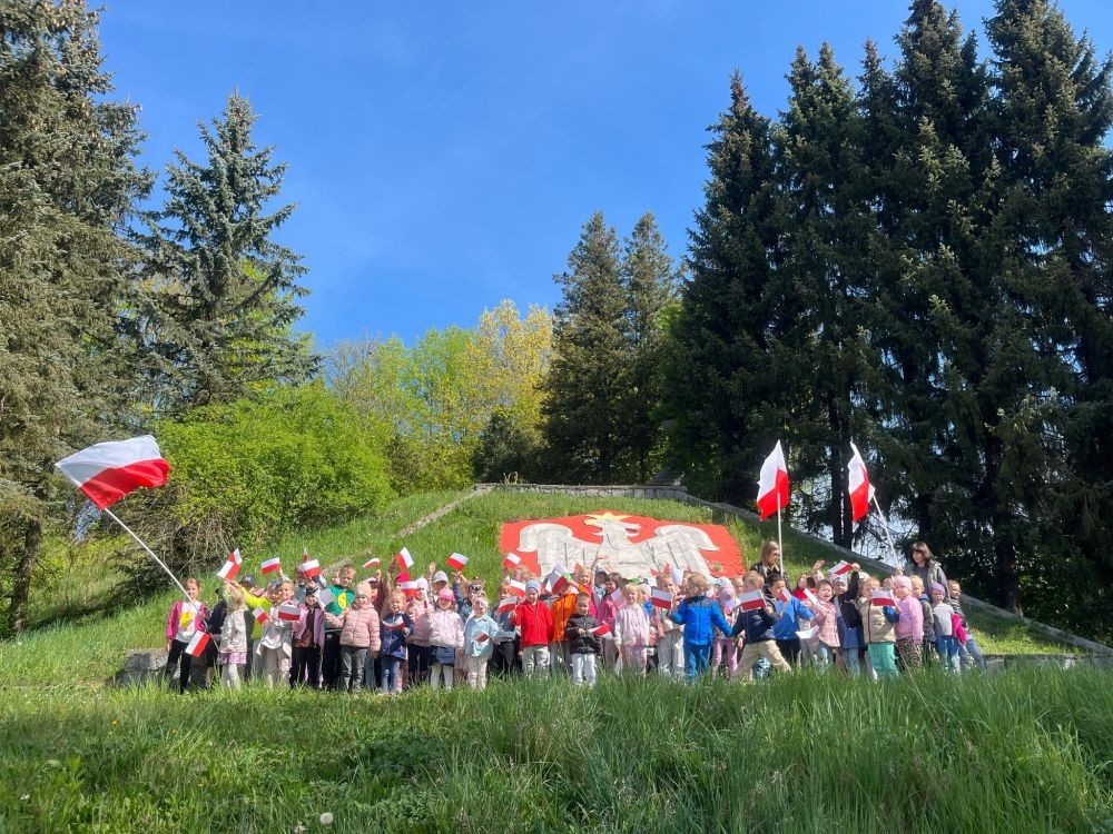 W środowe przedpołudnie, z okazji nadchodzącego Święta Flagi Rzeczypospolitej Polskiej oraz Święta Konstytucji 3 Maja, dzieci z oddziału przedszkolnego wzięły udział w wyjątkowym wydarzeniu – marszu majowym z biało-czerwonymi flagami. Dzieci przed przemarszem odśpiewały hymn narodowy „Mazurek Dąbrowskiego” i z uśmiechami na twarzach i z dumą dzierżąc flagi, przemaszerowały w najbliższej okolicy szkoły przypominając wszystkim o znaczeniu tych ważnych świąt. Na zakończenie zrobiliśmy sobie pamiątkowe zdjęcie na tle godła polskiego. 
Organizatorzy marszu – nauczyciele i dyrekcja szkoły – podkreślają, że takie działania są niezwykle ważne w procesie wychowania młodego pokolenia w duchu szacunku do ojczyzny i tradycji. Marsz majowy z flagami z pewnością na długo pozostanie w pamięci dzieci i stanie się coroczną tradycją. 

