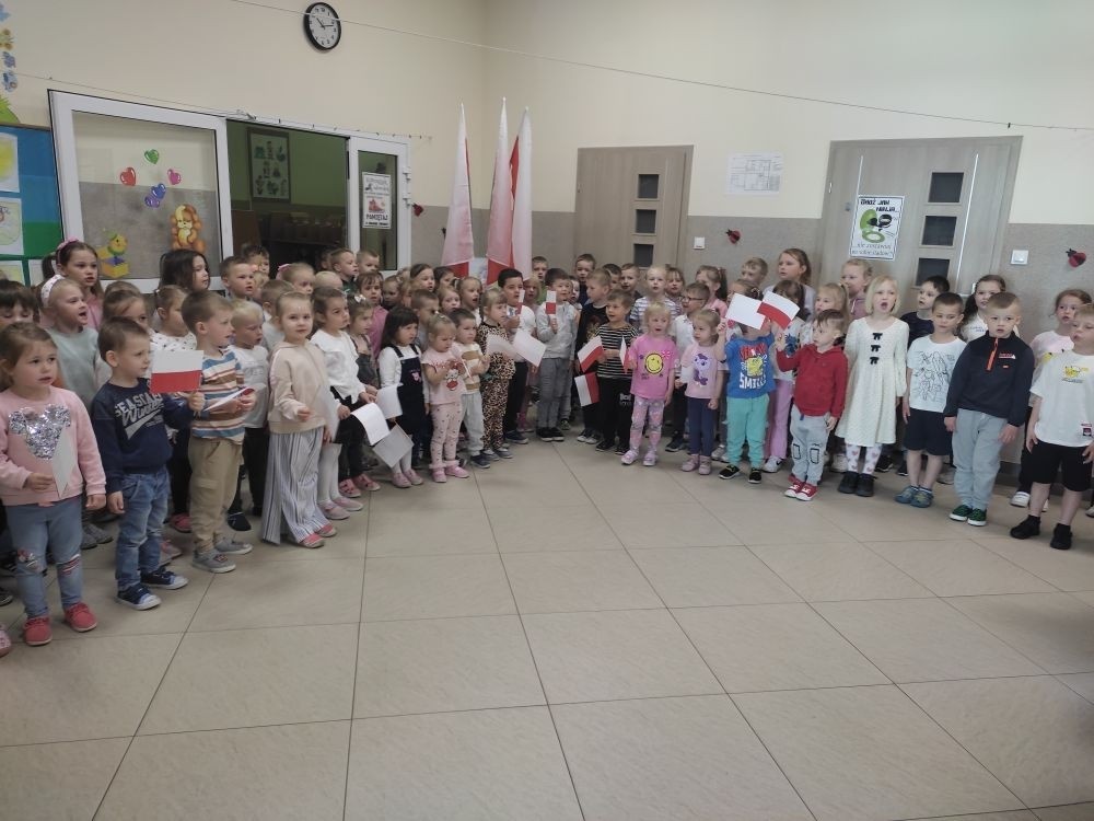 W środowe przedpołudnie, z okazji nadchodzącego Święta Flagi Rzeczypospolitej Polskiej oraz Święta Konstytucji 3 Maja, dzieci z oddziału przedszkolnego wzięły udział w wyjątkowym wydarzeniu – marszu majowym z biało-czerwonymi flagami. Dzieci przed przemarszem odśpiewały hymn narodowy „Mazurek Dąbrowskiego” i z uśmiechami na twarzach i z dumą dzierżąc flagi, przemaszerowały w najbliższej okolicy szkoły przypominając wszystkim o znaczeniu tych ważnych świąt. Na zakończenie zrobiliśmy sobie pamiątkowe zdjęcie na tle godła polskiego. 
Organizatorzy marszu – nauczyciele i dyrekcja szkoły – podkreślają, że takie działania są niezwykle ważne w procesie wychowania młodego pokolenia w duchu szacunku do ojczyzny i tradycji. Marsz majowy z flagami z pewnością na długo pozostanie w pamięci dzieci i stanie się coroczną tradycją. 

