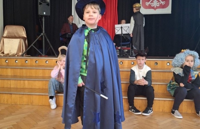 W naszej szkole odbył się wyjątkowy koncert, który przeniósł uczniów w świat dźwięków, barw i cyrkowej magii. To niezwykłe widowisko połączyło muzykę z elementami sztuki scenicznej, inspirowanej atmosferą areny – pełnej iluzji, żonglerki i humoru.
Podczas występu nie zabrakło energicznych utworów, zaskakujących efektów dźwiękowych i barwnych akcentów, które wprowadziły wszystkich w radosny, pełen wyobraźni klimat. Uczniowie z entuzjazmem śledzili każdy moment, dając się porwać tej niezwykłej opowieści.
Dziękujemy artystom za niezapomniane wrażenia, a uczniom za aktywny udział i żywiołowe reakcje. Z niecierpliwością czekamy na kolejne muzyczne wydarzenia w naszej szkole.
