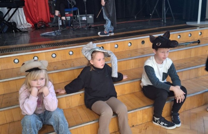 W naszej szkole odbył się wyjątkowy koncert, który przeniósł uczniów w świat dźwięków, barw i cyrkowej magii. To niezwykłe widowisko połączyło muzykę z elementami sztuki scenicznej, inspirowanej atmosferą areny – pełnej iluzji, żonglerki i humoru.
Podczas występu nie zabrakło energicznych utworów, zaskakujących efektów dźwiękowych i barwnych akcentów, które wprowadziły wszystkich w radosny, pełen wyobraźni klimat. Uczniowie z entuzjazmem śledzili każdy moment, dając się porwać tej niezwykłej opowieści.
Dziękujemy artystom za niezapomniane wrażenia, a uczniom za aktywny udział i żywiołowe reakcje. Z niecierpliwością czekamy na kolejne muzyczne wydarzenia w naszej szkole.
