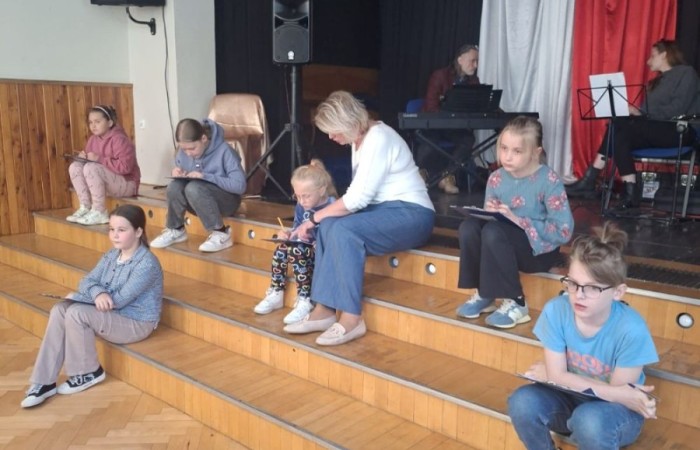 W naszej szkole odbył się wyjątkowy koncert, który przeniósł uczniów w świat dźwięków, barw i cyrkowej magii. To niezwykłe widowisko połączyło muzykę z elementami sztuki scenicznej, inspirowanej atmosferą areny – pełnej iluzji, żonglerki i humoru.
Podczas występu nie zabrakło energicznych utworów, zaskakujących efektów dźwiękowych i barwnych akcentów, które wprowadziły wszystkich w radosny, pełen wyobraźni klimat. Uczniowie z entuzjazmem śledzili każdy moment, dając się porwać tej niezwykłej opowieści.
Dziękujemy artystom za niezapomniane wrażenia, a uczniom za aktywny udział i żywiołowe reakcje. Z niecierpliwością czekamy na kolejne muzyczne wydarzenia w naszej szkole.
