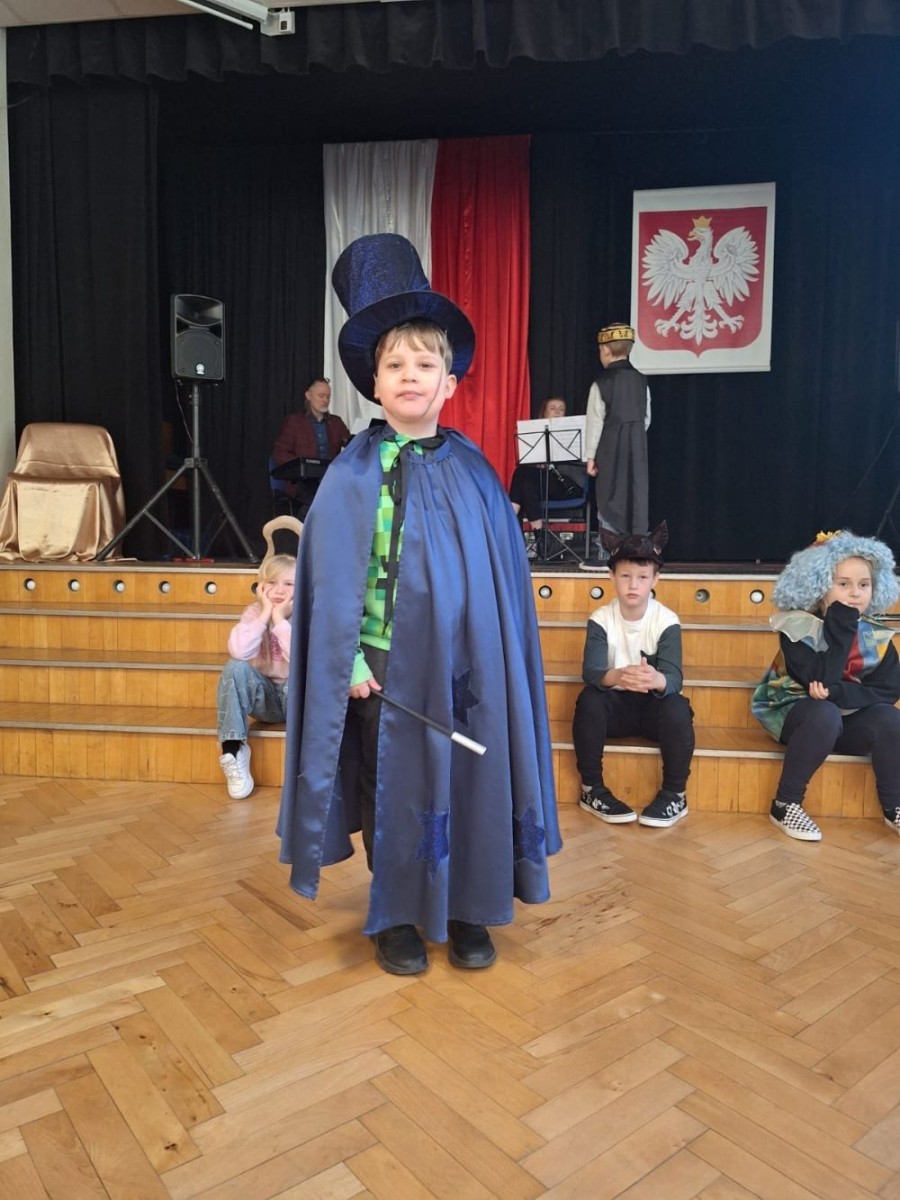 W naszej szkole odbył się wyjątkowy koncert, który przeniósł uczniów w świat dźwięków, barw i cyrkowej magii. To niezwykłe widowisko połączyło muzykę z elementami sztuki scenicznej, inspirowanej atmosferą areny – pełnej iluzji, żonglerki i humoru.
Podczas występu nie zabrakło energicznych utworów, zaskakujących efektów dźwiękowych i barwnych akcentów, które wprowadziły wszystkich w radosny, pełen wyobraźni klimat. Uczniowie z entuzjazmem śledzili każdy moment, dając się porwać tej niezwykłej opowieści.
Dziękujemy artystom za niezapomniane wrażenia, a uczniom za aktywny udział i żywiołowe reakcje. Z niecierpliwością czekamy na kolejne muzyczne wydarzenia w naszej szkole.
