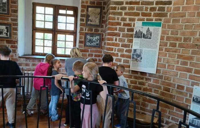 Dziś uczniowie klasy 1a mieli okazję odwiedzić Bibliotekę Publiczną w Pasłęku, gdzie czekała na nich prawdziwa literacka przygoda.
Pani Ula, bibliotekarka, w niezwykle ciekawy sposób opowiedziała dzieciom o życiu i twórczości Hansa Christiana Andersena – znanego baśniopisarza, którego historie pokochały pokolenia. Następnie pierwszaki mogły sprawdzić swoją pamięć i spostrzegawczość w specjalnie przygotowanym quizie. Emocji i radości było co niemiara.
Na zakończenie wycieczki uczniowie odwiedzili również Izbę Historyczną, poznając bliżej historię Pasłęka i jego okolic. To była wspaniała lekcja – zarówno literatury, jak i lokalnej historii.
