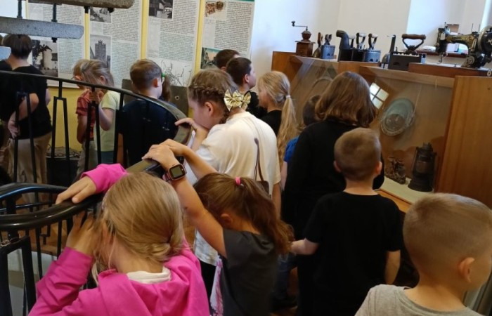 Dziś uczniowie klasy 1a mieli okazję odwiedzić Bibliotekę Publiczną w Pasłęku, gdzie czekała na nich prawdziwa literacka przygoda.
Pani Ula, bibliotekarka, w niezwykle ciekawy sposób opowiedziała dzieciom o życiu i twórczości Hansa Christiana Andersena – znanego baśniopisarza, którego historie pokochały pokolenia. Następnie pierwszaki mogły sprawdzić swoją pamięć i spostrzegawczość w specjalnie przygotowanym quizie. Emocji i radości było co niemiara.
Na zakończenie wycieczki uczniowie odwiedzili również Izbę Historyczną, poznając bliżej historię Pasłęka i jego okolic. To była wspaniała lekcja – zarówno literatury, jak i lokalnej historii.
