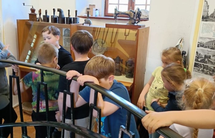 Dziś uczniowie klasy 1a mieli okazję odwiedzić Bibliotekę Publiczną w Pasłęku, gdzie czekała na nich prawdziwa literacka przygoda.
Pani Ula, bibliotekarka, w niezwykle ciekawy sposób opowiedziała dzieciom o życiu i twórczości Hansa Christiana Andersena – znanego baśniopisarza, którego historie pokochały pokolenia. Następnie pierwszaki mogły sprawdzić swoją pamięć i spostrzegawczość w specjalnie przygotowanym quizie. Emocji i radości było co niemiara.
Na zakończenie wycieczki uczniowie odwiedzili również Izbę Historyczną, poznając bliżej historię Pasłęka i jego okolic. To była wspaniała lekcja – zarówno literatury, jak i lokalnej historii.
