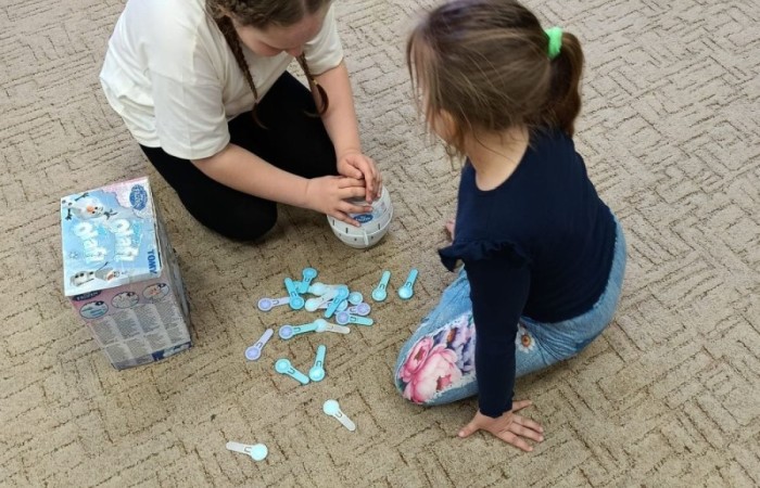 Dziś uczniowie klasy 1a mieli okazję odwiedzić Bibliotekę Publiczną w Pasłęku, gdzie czekała na nich prawdziwa literacka przygoda.
Pani Ula, bibliotekarka, w niezwykle ciekawy sposób opowiedziała dzieciom o życiu i twórczości Hansa Christiana Andersena – znanego baśniopisarza, którego historie pokochały pokolenia. Następnie pierwszaki mogły sprawdzić swoją pamięć i spostrzegawczość w specjalnie przygotowanym quizie. Emocji i radości było co niemiara.
Na zakończenie wycieczki uczniowie odwiedzili również Izbę Historyczną, poznając bliżej historię Pasłęka i jego okolic. To była wspaniała lekcja – zarówno literatury, jak i lokalnej historii.
