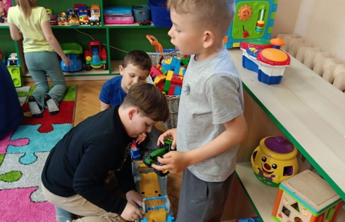 Dziś uczniowie klasy 1a mieli okazję odwiedzić Bibliotekę Publiczną w Pasłęku, gdzie czekała na nich prawdziwa literacka przygoda.
Pani Ula, bibliotekarka, w niezwykle ciekawy sposób opowiedziała dzieciom o życiu i twórczości Hansa Christiana Andersena – znanego baśniopisarza, którego historie pokochały pokolenia. Następnie pierwszaki mogły sprawdzić swoją pamięć i spostrzegawczość w specjalnie przygotowanym quizie. Emocji i radości było co niemiara.
Na zakończenie wycieczki uczniowie odwiedzili również Izbę Historyczną, poznając bliżej historię Pasłęka i jego okolic. To była wspaniała lekcja – zarówno literatury, jak i lokalnej historii.
