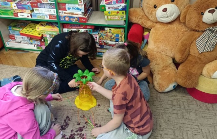 Dziś uczniowie klasy 1a mieli okazję odwiedzić Bibliotekę Publiczną w Pasłęku, gdzie czekała na nich prawdziwa literacka przygoda.
Pani Ula, bibliotekarka, w niezwykle ciekawy sposób opowiedziała dzieciom o życiu i twórczości Hansa Christiana Andersena – znanego baśniopisarza, którego historie pokochały pokolenia. Następnie pierwszaki mogły sprawdzić swoją pamięć i spostrzegawczość w specjalnie przygotowanym quizie. Emocji i radości było co niemiara.
Na zakończenie wycieczki uczniowie odwiedzili również Izbę Historyczną, poznając bliżej historię Pasłęka i jego okolic. To była wspaniała lekcja – zarówno literatury, jak i lokalnej historii.
