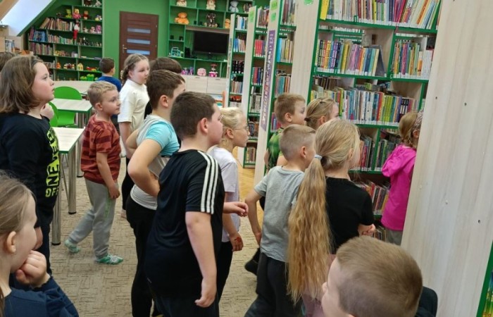 Dziś uczniowie klasy 1a mieli okazję odwiedzić Bibliotekę Publiczną w Pasłęku, gdzie czekała na nich prawdziwa literacka przygoda.
Pani Ula, bibliotekarka, w niezwykle ciekawy sposób opowiedziała dzieciom o życiu i twórczości Hansa Christiana Andersena – znanego baśniopisarza, którego historie pokochały pokolenia. Następnie pierwszaki mogły sprawdzić swoją pamięć i spostrzegawczość w specjalnie przygotowanym quizie. Emocji i radości było co niemiara.
Na zakończenie wycieczki uczniowie odwiedzili również Izbę Historyczną, poznając bliżej historię Pasłęka i jego okolic. To była wspaniała lekcja – zarówno literatury, jak i lokalnej historii.
