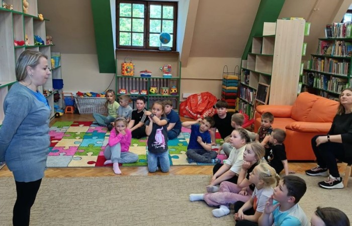 Dziś uczniowie klasy 1a mieli okazję odwiedzić Bibliotekę Publiczną w Pasłęku, gdzie czekała na nich prawdziwa literacka przygoda.
Pani Ula, bibliotekarka, w niezwykle ciekawy sposób opowiedziała dzieciom o życiu i twórczości Hansa Christiana Andersena – znanego baśniopisarza, którego historie pokochały pokolenia. Następnie pierwszaki mogły sprawdzić swoją pamięć i spostrzegawczość w specjalnie przygotowanym quizie. Emocji i radości było co niemiara.
Na zakończenie wycieczki uczniowie odwiedzili również Izbę Historyczną, poznając bliżej historię Pasłęka i jego okolic. To była wspaniała lekcja – zarówno literatury, jak i lokalnej historii.
