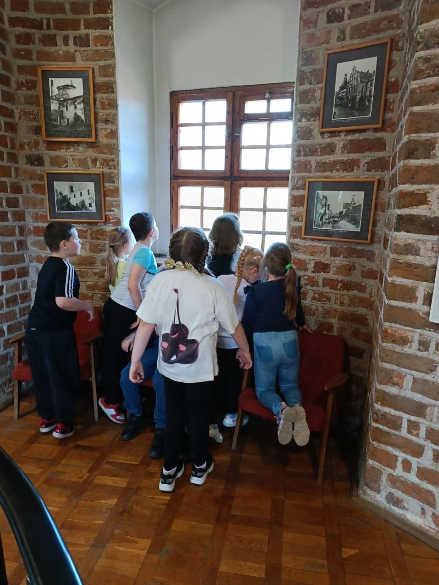 Dziś uczniowie klasy 1a mieli okazję odwiedzić Bibliotekę Publiczną w Pasłęku, gdzie czekała na nich prawdziwa literacka przygoda.
Pani Ula, bibliotekarka, w niezwykle ciekawy sposób opowiedziała dzieciom o życiu i twórczości Hansa Christiana Andersena – znanego baśniopisarza, którego historie pokochały pokolenia. Następnie pierwszaki mogły sprawdzić swoją pamięć i spostrzegawczość w specjalnie przygotowanym quizie. Emocji i radości było co niemiara.
Na zakończenie wycieczki uczniowie odwiedzili również Izbę Historyczną, poznając bliżej historię Pasłęka i jego okolic. To była wspaniała lekcja – zarówno literatury, jak i lokalnej historii.
