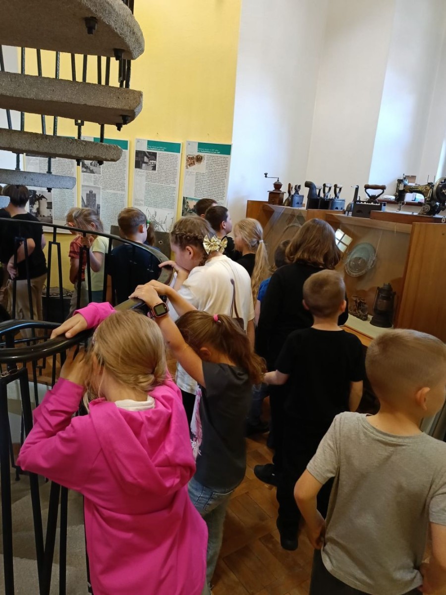 Dziś uczniowie klasy 1a mieli okazję odwiedzić Bibliotekę Publiczną w Pasłęku, gdzie czekała na nich prawdziwa literacka przygoda.
Pani Ula, bibliotekarka, w niezwykle ciekawy sposób opowiedziała dzieciom o życiu i twórczości Hansa Christiana Andersena – znanego baśniopisarza, którego historie pokochały pokolenia. Następnie pierwszaki mogły sprawdzić swoją pamięć i spostrzegawczość w specjalnie przygotowanym quizie. Emocji i radości było co niemiara.
Na zakończenie wycieczki uczniowie odwiedzili również Izbę Historyczną, poznając bliżej historię Pasłęka i jego okolic. To była wspaniała lekcja – zarówno literatury, jak i lokalnej historii.
