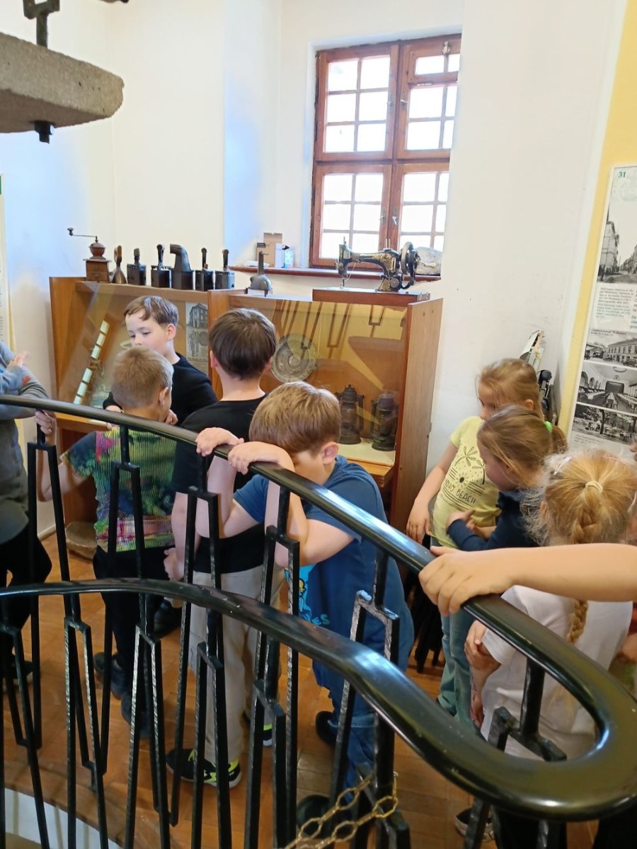Dziś uczniowie klasy 1a mieli okazję odwiedzić Bibliotekę Publiczną w Pasłęku, gdzie czekała na nich prawdziwa literacka przygoda.
Pani Ula, bibliotekarka, w niezwykle ciekawy sposób opowiedziała dzieciom o życiu i twórczości Hansa Christiana Andersena – znanego baśniopisarza, którego historie pokochały pokolenia. Następnie pierwszaki mogły sprawdzić swoją pamięć i spostrzegawczość w specjalnie przygotowanym quizie. Emocji i radości było co niemiara.
Na zakończenie wycieczki uczniowie odwiedzili również Izbę Historyczną, poznając bliżej historię Pasłęka i jego okolic. To była wspaniała lekcja – zarówno literatury, jak i lokalnej historii.
