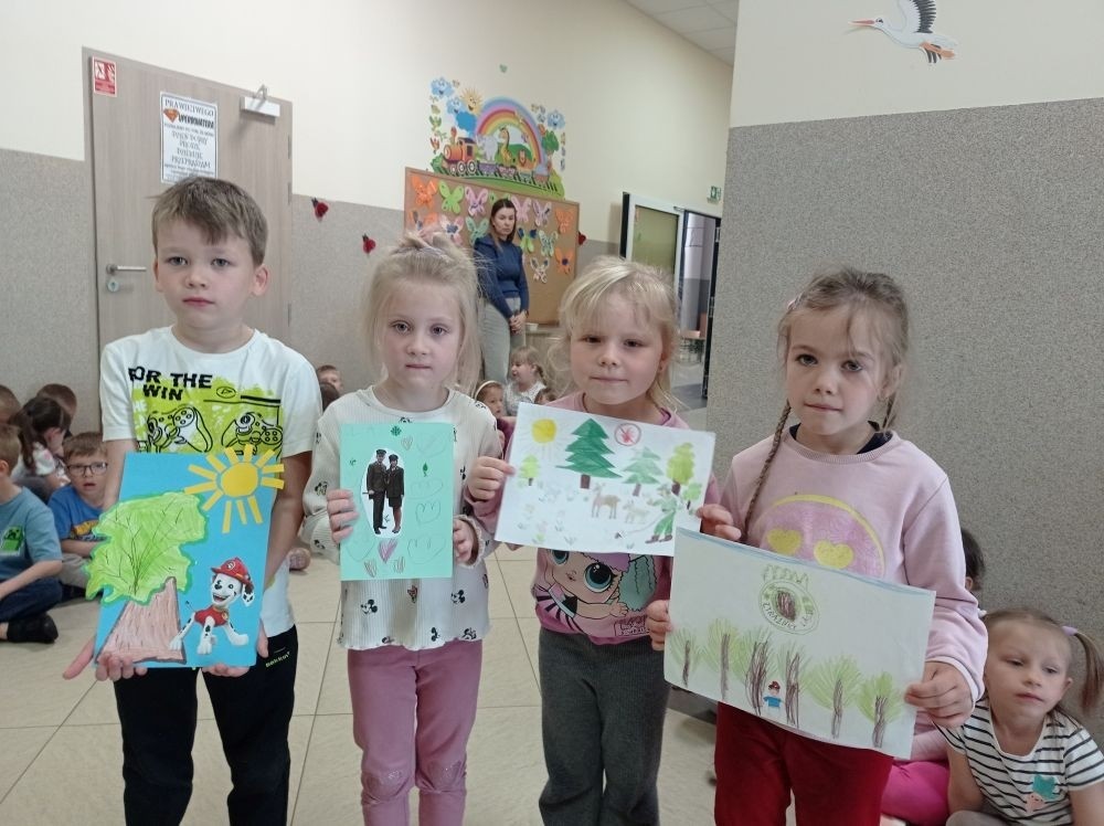 29 maja wspólnie będziemy świętować w całej Polsce Dzień Strażnika Lasów. Z tej okazji w grupach przedszkolnych odbyło się podsumowanie konkursu, którego tematem było wykonanie laurki dla strażników lasów: strażaków, leśników. Powstałe prace zostały przesłane do organizatora IV edycji ogólnopolskiej akcji „ Cała Polska maluje Giga laurkę dla Strażników lasów”
W ramach tegorocznej edycji udział wzięło około 43 tysiące dzieci z prawie 3 tysięcy placówek edukacyjnych . Z przesłanych laurek powstała największa na świecie – 15 metrowa -Giga laurka będąca podziękowaniem dla Strażaków i Leśników za to, że chronią nasze lasy przed pożarami.
