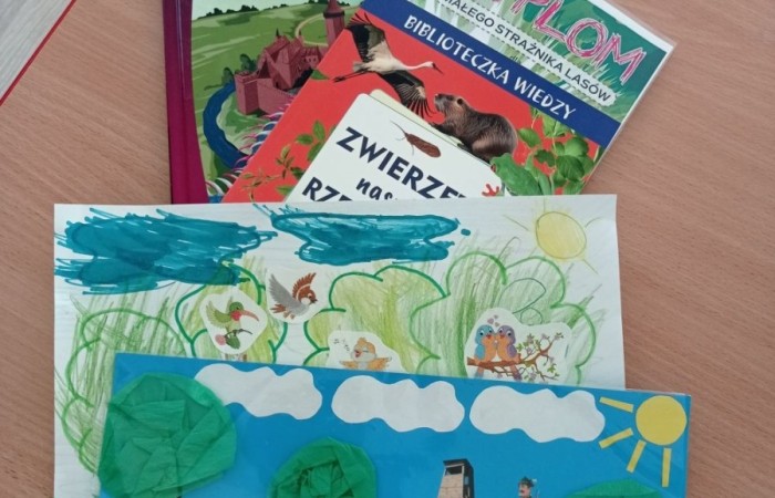 29 maja wspólnie będziemy świętować w całej Polsce Dzień Strażnika Lasów. Z tej okazji w grupach przedszkolnych odbyło się podsumowanie konkursu, którego tematem było wykonanie laurki dla strażników lasów: strażaków, leśników. Powstałe prace zostały przesłane do organizatora IV edycji ogólnopolskiej akcji „ Cała Polska maluje Giga laurkę dla Strażników lasów”
W ramach tegorocznej edycji udział wzięło około 43 tysiące dzieci z prawie 3 tysięcy placówek edukacyjnych . Z przesłanych laurek powstała największa na świecie – 15 metrowa -Giga laurka będąca podziękowaniem dla Strażaków i Leśników za to, że chronią nasze lasy przed pożarami.