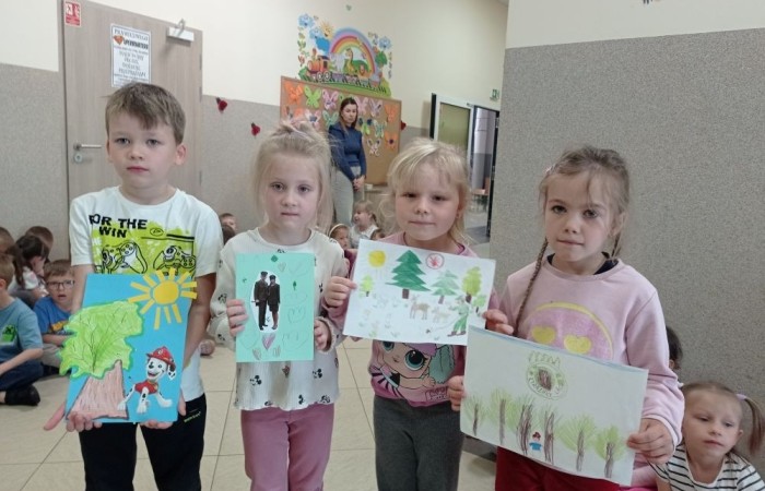 29 maja wspólnie będziemy świętować w całej Polsce Dzień Strażnika Lasów. Z tej okazji w grupach przedszkolnych odbyło się podsumowanie konkursu, którego tematem było wykonanie laurki dla strażników lasów: strażaków, leśników. Powstałe prace zostały przesłane do organizatora IV edycji ogólnopolskiej akcji „ Cała Polska maluje Giga laurkę dla Strażników lasów”
W ramach tegorocznej edycji udział wzięło około 43 tysiące dzieci z prawie 3 tysięcy placówek edukacyjnych . Z przesłanych laurek powstała największa na świecie – 15 metrowa -Giga laurka będąca podziękowaniem dla Strażaków i Leśników za to, że chronią nasze lasy przed pożarami.
