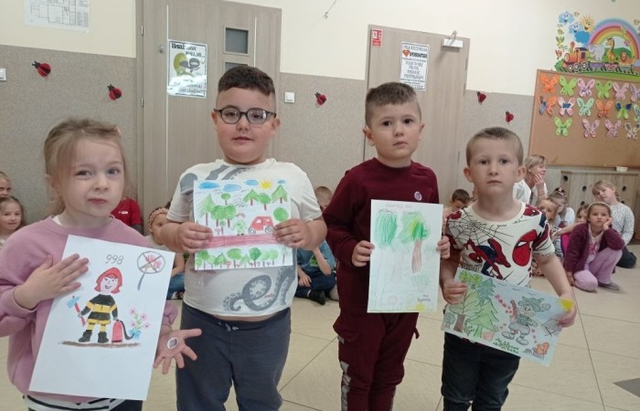 29 maja wspólnie będziemy świętować w całej Polsce Dzień Strażnika Lasów. Z tej okazji w grupach przedszkolnych odbyło się podsumowanie konkursu, którego tematem było wykonanie laurki dla strażników lasów: strażaków, leśników. Powstałe prace zostały przesłane do organizatora IV edycji ogólnopolskiej akcji „ Cała Polska maluje Giga laurkę dla Strażników lasów”
W ramach tegorocznej edycji udział wzięło około 43 tysiące dzieci z prawie 3 tysięcy placówek edukacyjnych . Z przesłanych laurek powstała największa na świecie – 15 metrowa -Giga laurka będąca podziękowaniem dla Strażaków i Leśników za to, że chronią nasze lasy przed pożarami.