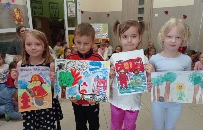 29 maja wspólnie będziemy świętować w całej Polsce Dzień Strażnika Lasów. Z tej okazji w grupach przedszkolnych odbyło się podsumowanie konkursu, którego tematem było wykonanie laurki dla strażników lasów: strażaków, leśników. Powstałe prace zostały przesłane do organizatora IV edycji ogólnopolskiej akcji „ Cała Polska maluje Giga laurkę dla Strażników lasów”
W ramach tegorocznej edycji udział wzięło około 43 tysiące dzieci z prawie 3 tysięcy placówek edukacyjnych . Z przesłanych laurek powstała największa na świecie – 15 metrowa -Giga laurka będąca podziękowaniem dla Strażaków i Leśników za to, że chronią nasze lasy przed pożarami.
