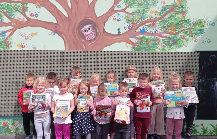 29 maja wspólnie będziemy świętować w całej Polsce Dzień Strażnika Lasów. Z tej okazji w grupach przedszkolnych odbyło się podsumowanie konkursu, którego tematem było wykonanie laurki dla strażników lasów: strażaków, leśników. Powstałe prace zostały przesłane do organizatora IV edycji ogólnopolskiej akcji „ Cała Polska maluje Giga laurkę dla Strażników lasów”
W ramach tegorocznej edycji udział wzięło około 43 tysiące dzieci z prawie 3 tysięcy placówek edukacyjnych . Z przesłanych laurek powstała największa na świecie – 15 metrowa -Giga laurka będąca podziękowaniem dla Strażaków i Leśników za to, że chronią nasze lasy przed pożarami.