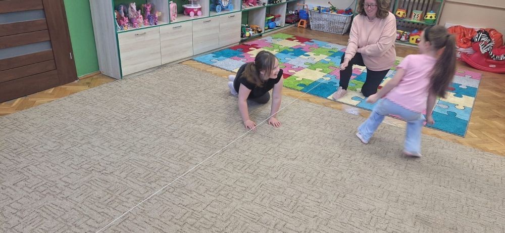 20 maja uczniowie klasy 1b odwiedzili Bibliotekę Publiczną w Pasłęku, gdzie czekały na nich wyjątkowe zajęcia biblioteczne poświęcone Hansowi Christianowi Andersenowi – autorowi ukochanych przez dzieci baśni. Pani bibliotekarka w ciekawy i przystępny sposób opowiedziała o życiu i twórczości słynnego pisarza. Dzieci z dużym zaangażowaniem rozwiązywały zagadki i łamigłówki inspirowane jego opowieściami. Nie zabrakło też czasu na wspólną zabawę i radość z przebywania w świecie książek. 
Dziękujemy za miłe przyjęcie i już nie możemy się doczekać kolejnej wizyty – widzimy się w czerwcu. 