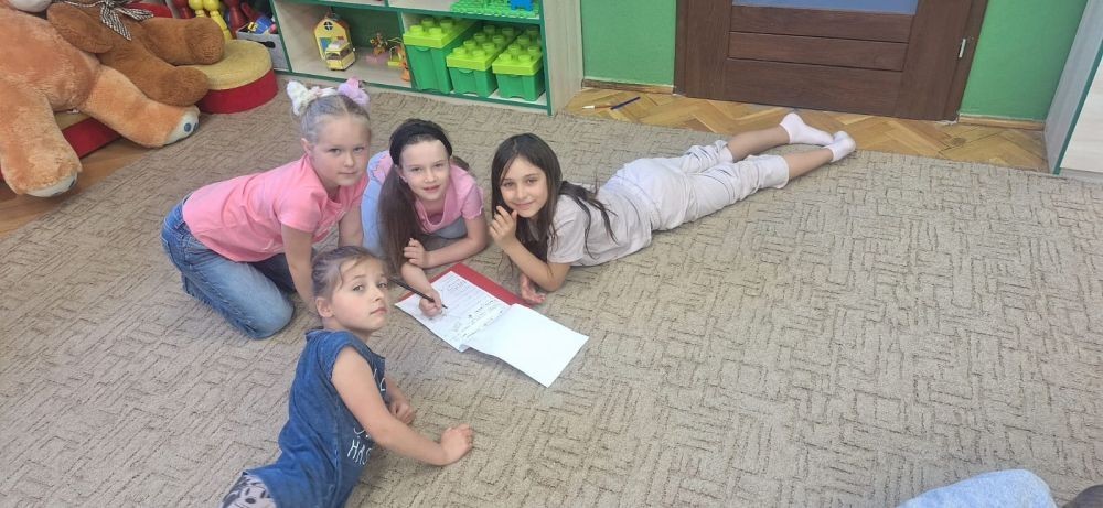 20 maja uczniowie klasy 1b odwiedzili Bibliotekę Publiczną w Pasłęku, gdzie czekały na nich wyjątkowe zajęcia biblioteczne poświęcone Hansowi Christianowi Andersenowi – autorowi ukochanych przez dzieci baśni. Pani bibliotekarka w ciekawy i przystępny sposób opowiedziała o życiu i twórczości słynnego pisarza. Dzieci z dużym zaangażowaniem rozwiązywały zagadki i łamigłówki inspirowane jego opowieściami. Nie zabrakło też czasu na wspólną zabawę i radość z przebywania w świecie książek. 
Dziękujemy za miłe przyjęcie i już nie możemy się doczekać kolejnej wizyty – widzimy się w czerwcu. 