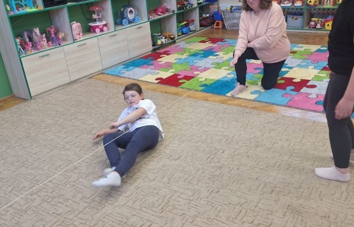 20 maja uczniowie klasy 1b odwiedzili Bibliotekę Publiczną w Pasłęku, gdzie czekały na nich wyjątkowe zajęcia biblioteczne poświęcone Hansowi Christianowi Andersenowi – autorowi ukochanych przez dzieci baśni. Pani bibliotekarka w ciekawy i przystępny sposób opowiedziała o życiu i twórczości słynnego pisarza. Dzieci z dużym zaangażowaniem rozwiązywały zagadki i łamigłówki inspirowane jego opowieściami. Nie zabrakło też czasu na wspólną zabawę i radość z przebywania w świecie książek. 
Dziękujemy za miłe przyjęcie i już nie możemy się doczekać kolejnej wizyty – widzimy się w czerwcu. 