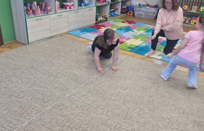 20 maja uczniowie klasy 1b odwiedzili Bibliotekę Publiczną w Pasłęku, gdzie czekały na nich wyjątkowe zajęcia biblioteczne poświęcone Hansowi Christianowi Andersenowi – autorowi ukochanych przez dzieci baśni. Pani bibliotekarka w ciekawy i przystępny sposób opowiedziała o życiu i twórczości słynnego pisarza. Dzieci z dużym zaangażowaniem rozwiązywały zagadki i łamigłówki inspirowane jego opowieściami. Nie zabrakło też czasu na wspólną zabawę i radość z przebywania w świecie książek. 
Dziękujemy za miłe przyjęcie i już nie możemy się doczekać kolejnej wizyty – widzimy się w czerwcu. 