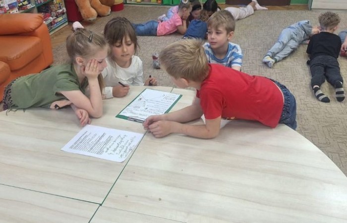 20 maja uczniowie klasy 1b odwiedzili Bibliotekę Publiczną w Pasłęku, gdzie czekały na nich wyjątkowe zajęcia biblioteczne poświęcone Hansowi Christianowi Andersenowi – autorowi ukochanych przez dzieci baśni. Pani bibliotekarka w ciekawy i przystępny sposób opowiedziała o życiu i twórczości słynnego pisarza. Dzieci z dużym zaangażowaniem rozwiązywały zagadki i łamigłówki inspirowane jego opowieściami. Nie zabrakło też czasu na wspólną zabawę i radość z przebywania w świecie książek. 
Dziękujemy za miłe przyjęcie i już nie możemy się doczekać kolejnej wizyty – widzimy się w czerwcu. 