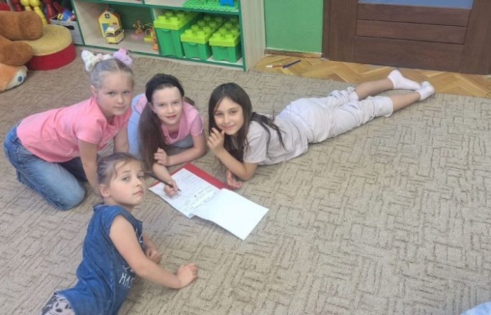 20 maja uczniowie klasy 1b odwiedzili Bibliotekę Publiczną w Pasłęku, gdzie czekały na nich wyjątkowe zajęcia biblioteczne poświęcone Hansowi Christianowi Andersenowi – autorowi ukochanych przez dzieci baśni. Pani bibliotekarka w ciekawy i przystępny sposób opowiedziała o życiu i twórczości słynnego pisarza. Dzieci z dużym zaangażowaniem rozwiązywały zagadki i łamigłówki inspirowane jego opowieściami. Nie zabrakło też czasu na wspólną zabawę i radość z przebywania w świecie książek. 
Dziękujemy za miłe przyjęcie i już nie możemy się doczekać kolejnej wizyty – widzimy się w czerwcu. 