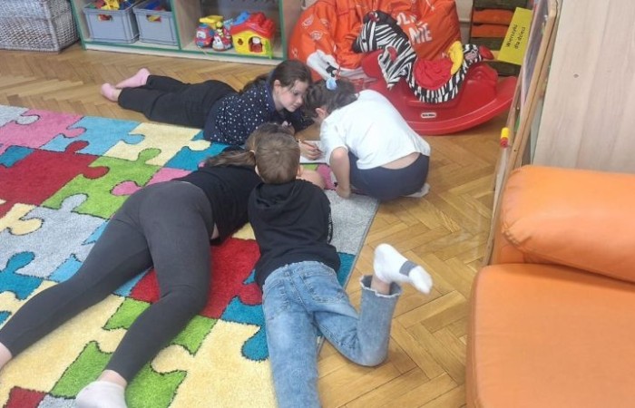 20 maja uczniowie klasy 1b odwiedzili Bibliotekę Publiczną w Pasłęku, gdzie czekały na nich wyjątkowe zajęcia biblioteczne poświęcone Hansowi Christianowi Andersenowi – autorowi ukochanych przez dzieci baśni. Pani bibliotekarka w ciekawy i przystępny sposób opowiedziała o życiu i twórczości słynnego pisarza. Dzieci z dużym zaangażowaniem rozwiązywały zagadki i łamigłówki inspirowane jego opowieściami. Nie zabrakło też czasu na wspólną zabawę i radość z przebywania w świecie książek. 
Dziękujemy za miłe przyjęcie i już nie możemy się doczekać kolejnej wizyty – widzimy się w czerwcu. 