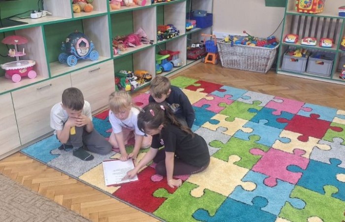 20 maja uczniowie klasy 1b odwiedzili Bibliotekę Publiczną w Pasłęku, gdzie czekały na nich wyjątkowe zajęcia biblioteczne poświęcone Hansowi Christianowi Andersenowi – autorowi ukochanych przez dzieci baśni. Pani bibliotekarka w ciekawy i przystępny sposób opowiedziała o życiu i twórczości słynnego pisarza. Dzieci z dużym zaangażowaniem rozwiązywały zagadki i łamigłówki inspirowane jego opowieściami. Nie zabrakło też czasu na wspólną zabawę i radość z przebywania w świecie książek. 
Dziękujemy za miłe przyjęcie i już nie możemy się doczekać kolejnej wizyty – widzimy się w czerwcu. 