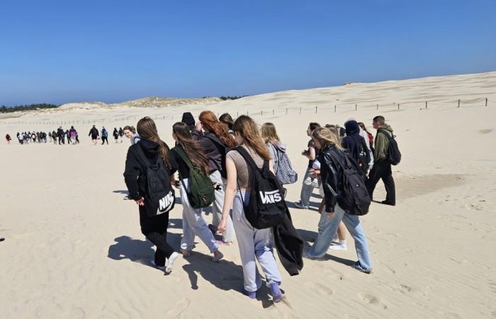 W maju klasy ósme wybrały się na wycieczkę do Łeby. Główną atrakcją był spacer szlakiem przez Słowiński Park Narodowy na ruchome wydmy i wejście na Łącką Górę. Piaszczysty krajobraz przypominał pustynię, a widok z góry na Bałtyk i jezioro Łebsko zrobił ogromne wrażenie. Kolejnym punktem była latarnia morska w Czołpinie, do której prowadziła malownicza, leśna trasa. Widok z jej szczytu zapierał dech w piersiach. Uczniowie odwiedzili też muzeum Słowińskiego Parku Narodowego, poznając przyrodę i historię tego unikalnego miejsca. Dopisała pogoda, a wspólne chwile, zabawy i rozmowy wieczorem sprawiły, że wycieczka stała się niezapomnianym przeżyciem. Była to idealna okazja do nauki w terenie, integracji i odpoczynku przed zakończeniem szkoły.