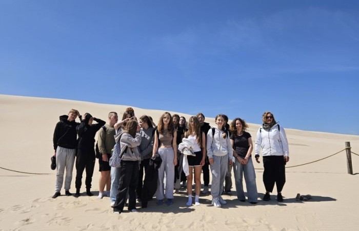 W maju klasy ósme wybrały się na wycieczkę do Łeby. Główną atrakcją był spacer szlakiem przez Słowiński Park Narodowy na ruchome wydmy i wejście na Łącką Górę. Piaszczysty krajobraz przypominał pustynię, a widok z góry na Bałtyk i jezioro Łebsko zrobił ogromne wrażenie. Kolejnym punktem była latarnia morska w Czołpinie, do której prowadziła malownicza, leśna trasa. Widok z jej szczytu zapierał dech w piersiach. Uczniowie odwiedzili też muzeum Słowińskiego Parku Narodowego, poznając przyrodę i historię tego unikalnego miejsca. Dopisała pogoda, a wspólne chwile, zabawy i rozmowy wieczorem sprawiły, że wycieczka stała się niezapomnianym przeżyciem. Była to idealna okazja do nauki w terenie, integracji i odpoczynku przed zakończeniem szkoły.