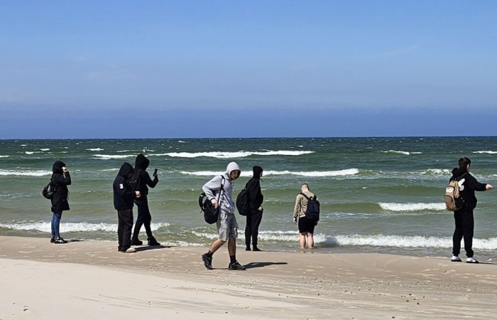 W maju klasy ósme wybrały się na wycieczkę do Łeby. Główną atrakcją był spacer szlakiem przez Słowiński Park Narodowy na ruchome wydmy i wejście na Łącką Górę. Piaszczysty krajobraz przypominał pustynię, a widok z góry na Bałtyk i jezioro Łebsko zrobił ogromne wrażenie. Kolejnym punktem była latarnia morska w Czołpinie, do której prowadziła malownicza, leśna trasa. Widok z jej szczytu zapierał dech w piersiach. Uczniowie odwiedzili też muzeum Słowińskiego Parku Narodowego, poznając przyrodę i historię tego unikalnego miejsca. Dopisała pogoda, a wspólne chwile, zabawy i rozmowy wieczorem sprawiły, że wycieczka stała się niezapomnianym przeżyciem. Była to idealna okazja do nauki w terenie, integracji i odpoczynku przed zakończeniem szkoły.