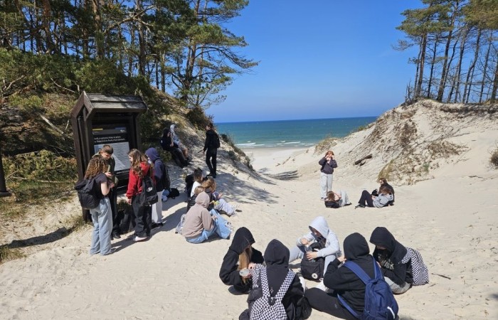 W maju klasy ósme wybrały się na wycieczkę do Łeby. Główną atrakcją był spacer szlakiem przez Słowiński Park Narodowy na ruchome wydmy i wejście na Łącką Górę. Piaszczysty krajobraz przypominał pustynię, a widok z góry na Bałtyk i jezioro Łebsko zrobił ogromne wrażenie. Kolejnym punktem była latarnia morska w Czołpinie, do której prowadziła malownicza, leśna trasa. Widok z jej szczytu zapierał dech w piersiach. Uczniowie odwiedzili też muzeum Słowińskiego Parku Narodowego, poznając przyrodę i historię tego unikalnego miejsca. Dopisała pogoda, a wspólne chwile, zabawy i rozmowy wieczorem sprawiły, że wycieczka stała się niezapomnianym przeżyciem. Była to idealna okazja do nauki w terenie, integracji i odpoczynku przed zakończeniem szkoły.