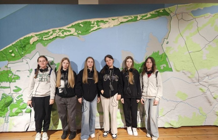 W maju klasy ósme wybrały się na wycieczkę do Łeby. Główną atrakcją był spacer szlakiem przez Słowiński Park Narodowy na ruchome wydmy i wejście na Łącką Górę. Piaszczysty krajobraz przypominał pustynię, a widok z góry na Bałtyk i jezioro Łebsko zrobił ogromne wrażenie. Kolejnym punktem była latarnia morska w Czołpinie, do której prowadziła malownicza, leśna trasa. Widok z jej szczytu zapierał dech w piersiach. Uczniowie odwiedzili też muzeum Słowińskiego Parku Narodowego, poznając przyrodę i historię tego unikalnego miejsca. Dopisała pogoda, a wspólne chwile, zabawy i rozmowy wieczorem sprawiły, że wycieczka stała się niezapomnianym przeżyciem. Była to idealna okazja do nauki w terenie, integracji i odpoczynku przed zakończeniem szkoły.